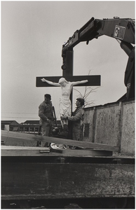 69254 Serie van 6 foto's betreffende de verplaatsing van het kruisbeeld bij de O.L. Vrouwe van Lourdes. Het plaatsen ...