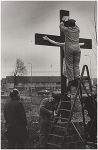 69255 Serie van 6 foto's betreffende de verplaatsing van het kruisbeeld bij de O.L. Vrouwe van Lourdes. Het plaatsen ...