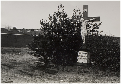 69256 Serie van 6 foto's betreffende de verplaatsing van het kruisbeeld bij de O.L. Vrouwe van Lourdes. Het kruisbeeld ...