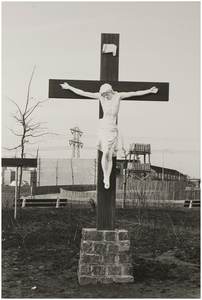 69259 Serie van 6 foto's betreffende de verplaatsing van het kruisbeeld bij de O.L. Vrouwe van Lourdes. Het kruisbeeld ...