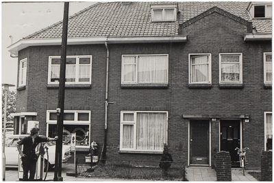 69891 Woenselsestraat 116 t/m 120. Op de hoek garagebedrijf Roxs-Van Dijk, 1966