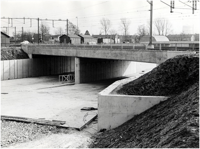 82040 Aanleg van de rondweg ter hoogte van de Insulindelaan: Bouw spoorwegviaduct, 1972