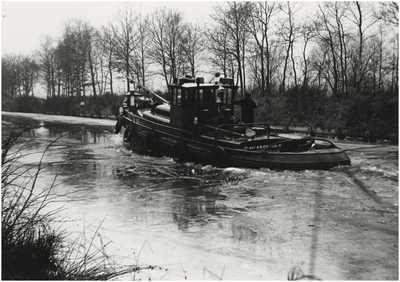 98008 Het breken van ijs door een ijsbreker - sleepboot ten behoeve van het vrij maken van de vaargeul, 1970
