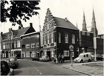 99032 Hoek Paradijslaan - 'Waagstraat', met op de hoek het waaggebouw, ca. 1970