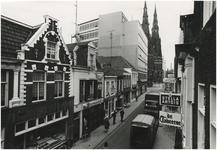 137024 Stratumseind ter hoogte van de Taverne, gezien richting Catharinakerk, 1972