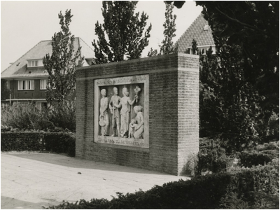 190267 Monument voor de vrouw in oorlogstijd door Willy Mignot, plantsoen Parklaan-Zilvermeeuwlaan, 1965