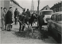 190944 Serie van 4 foto's betreffende de boomplantdag in de buurt Gagelbosch. Het planten van een boom door jeugd, 03-1964
