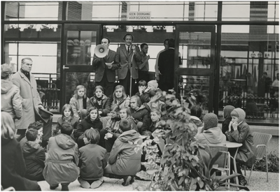 190945 Boomplantdag in Oude Gracht (Woensel). Het toespreken van kinderen die deelnemen aan het evenement. Op deze foto ...