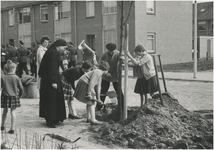 190950 Serie van 4 foto's betreffende de boomplantdag in de buurt Gagelbosch. Het planten van een boom door ...