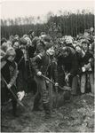 190976 Serie van 5 foto's (nrs. 0190967, 0190968, 0190969, 0190970 en 0190971) betreffende de boomplantdag in het Henri ...