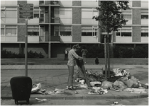 191842 Het storten van huisvuil bij een standplaats voor vuilniswagens, 1970