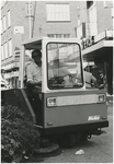 191843 Het schoonvegen van de straten met een veegmachine door een medewerker van de reinigingsdienst, 1970