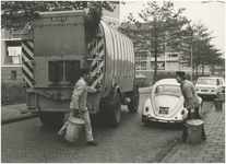 191848 Het ophalen van huisvuil door medewerkers van de reinigingsdienst, 1971