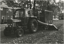 191854 Het schoonmaken van een grasveld met een zuigmachine door medewerkers van de Plantsoenendienst, 1968