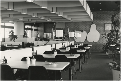 192006 Interieur gebouwencomplex Technische Dienst Eindhoven: de kantine, 1977