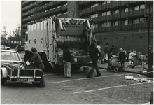 193044 Het ophalen van grof vuil met de kraakwagen van de Gemeentelijke Reinigingsdienst, 1978