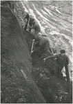 193046 Aanleg fluisterwallen: het uitgraven van een wal, 10-1976
