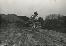 193047 Aanleg fluisterwallen: het storten van vuil om de wal te verstevigen, 10-1976