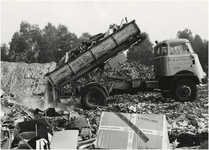 193048 Aanleg fluisterwallen: het storten van vuil om de wal te verstevigen, 1978