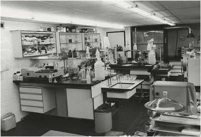 193050 Interieur laboratorium ten behoeve van milieuhygiëne, 1975