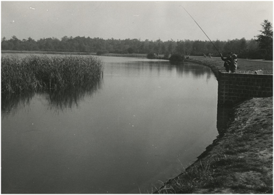 193203 Het vissen in de Karpendonkse Plas, 1970
