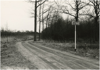 193213 Serie van 4 foto's betreffende het natuurgebied Lage Heide. Fietspad, 04-04-1973