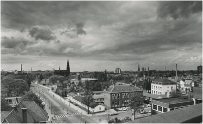193435 Panorama van de P.Czn. Hooftlaan en de Wal: gezien vanuit het GGD-gebouw aan de Tesselschadelaan, met rechtsvoor ...
