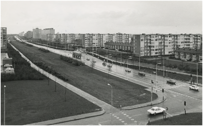 193550 Panorama van de John F. Kennedylaan: met rechts de buurt Oude Gracht-West. De auto rechtsonder staat op de ...