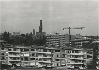 193553 Panorama gezien vanaf de Veldmaarschalk Montgomerylaan: met in het midden de St. Petruskerk aan de Kloosterdreef ...