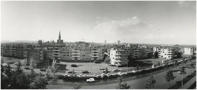 193567 Panorama van de Veldmaarschalk Montgomerylaan: met linksboven het Philipscomplex Strijp-S, rechtsmidden de St. ...