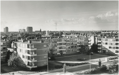 193569 Panorama gezien vanaf de Veldmaarschalk Montgomerylaan: met linksboven het complex van Philips Nederland aan de ...
