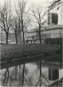 193644 De Dommel, met op de achtergrond het gemeentehuis en de Catharinakerk, 1965