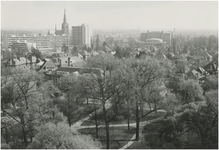 193648 Panorama gezien vanaf het gebouw van de Technische Dienst aan het Frederik van Eedenplein: in het midden ...
