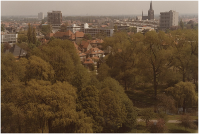 193651 Panorama gezien vanaf het gebouw van de Technische Dienst aan het Frederik van Eedenplein: in het midden ...