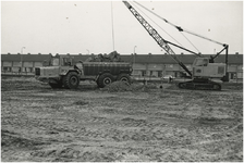 193666 Serie van 13 foto's betreffende de aanleg van het Henri Dunantpark. Het uitgraven van zand met behulp van een ...