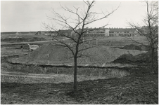 193685 Serie van 13 foto's betreffende de aanleg van het Henri Dunantpark. Het meten van graafwerkzaamheden, 1972 - 1973