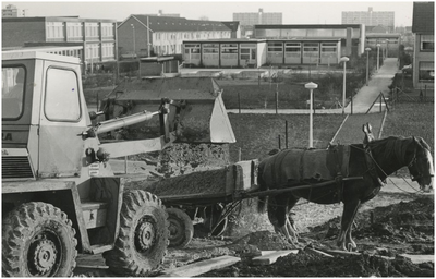 193692 Serie van 13 foto's betreffende de aanleg van het Henri Dunantpark. Het uitvoeren van graafwerkzaamheden met ...