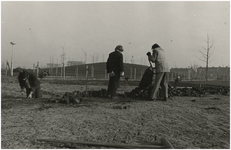 193693 Serie van 13 foto's betreffende de aanleg van het Henri Dunantpark. Het bestraten. Op de achtergrond de flats ...