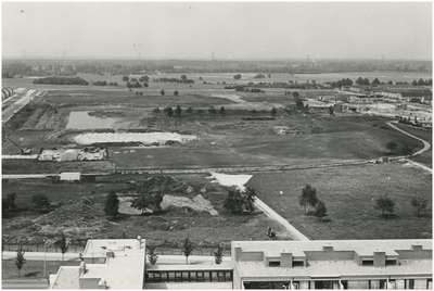193695 Serie van 13 foto's betreffende de aanleg van het Henri Dunantpark. Panorama gezien vanaf de flats aan de ...
