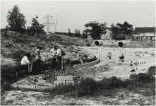 193702 Serie van 13 foto's betreffende de aanleg van het Henri Dunantpark. Het bestraten. Op de achtergrond de Rode ...