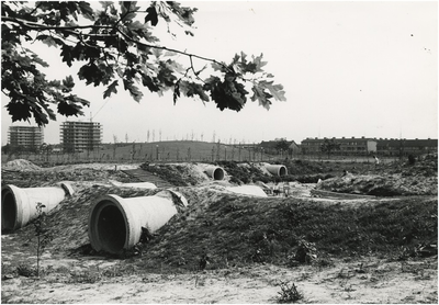 193703 Serie van 13 foto's betreffende de aanleg van het Henri Dunantpark. Met op de achtergrond de flats aan de ...