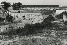 193704 Serie van 13 foto's betreffende de aanleg van het Henri Dunantpark. Het bestraten. Op de achtergrond de Rode ...