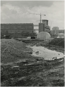 193709 Serie van 13 foto's betreffende de aanleg van het Henri Dunantpark. Op de achtergrond de flats aan de ...