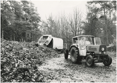 193818 Het aanleggen van een composthoop in het Philips van Lenneppark, 1975