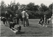 193829 Het aaien en knuffelen van de dieren door kinderen op de kinderboerderij in het Philips van Lenneppark, 1978