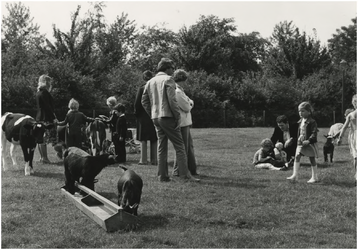 193829 Het aaien en knuffelen van de dieren door kinderen op de kinderboerderij in het Philips van Lenneppark, 1978