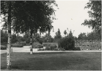 193844 Serie van 5 foto's betreffende de tuinen in het Philips van Lenneppark. De heidetuin, 1978
