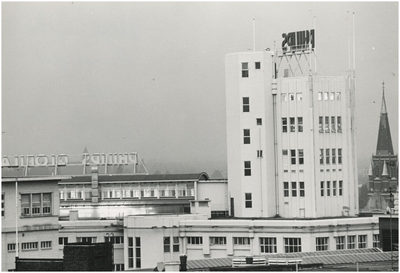 194206 Bedrijvencomplex Philips NV, met Lichttoren, Emmasingel-Mathildelaan (achterzijde). Op de achtergrond de ...