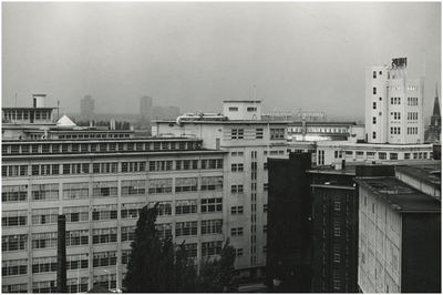 194207 Bedrijvencomplex Philips NV, met Lichttoren, Emmasingel-Mathildelaan (achterzijde). Op de achtergrond de ...