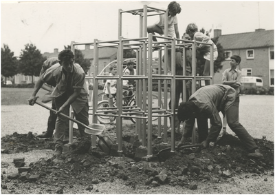 194555 Het verwijderen van gevaarlijke tegels bij een klimrek door medewerkers van gemeentewerken, 1970